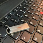 USB Stick der whl liegt auf einer Laptop Tastatur