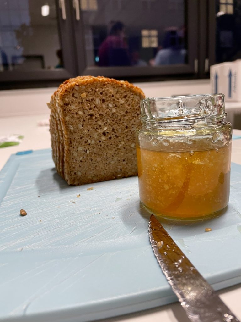 Honigglas mit Brot
