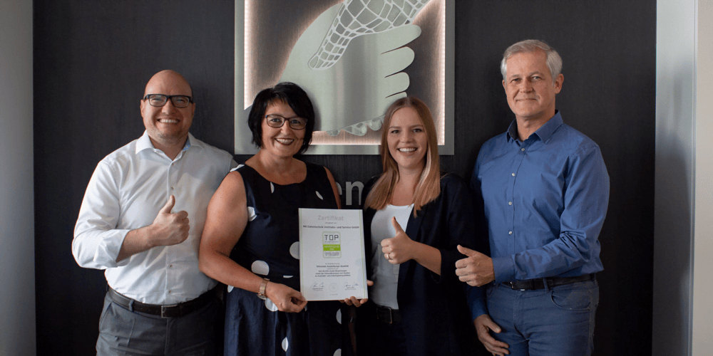 Gruppenbild mit Urkunde zur Top Ausbildung 2019