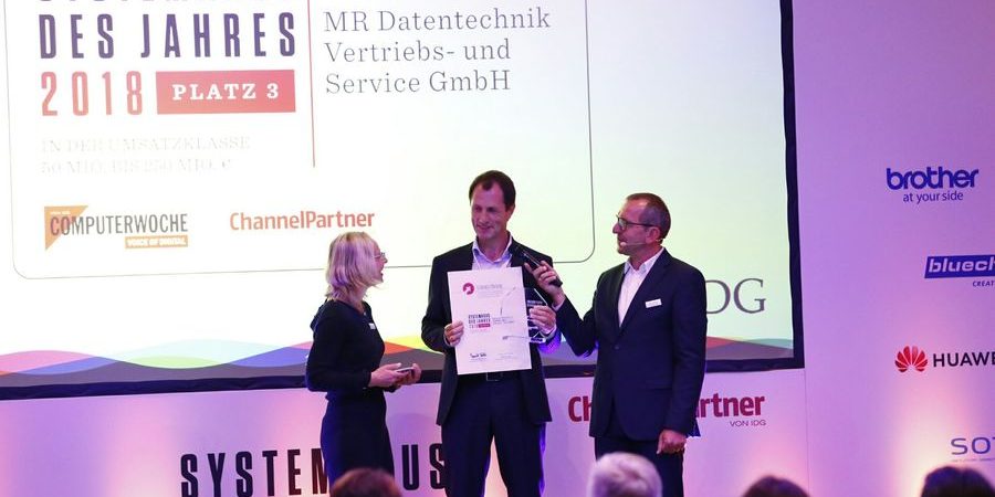 Übergabe Urkunde Systemhaus des Jahres 2018 MR